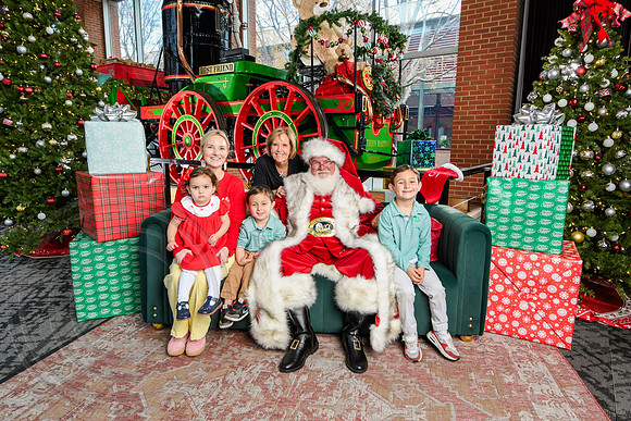 RKPhoto-2025-TheCharlestonSanta-Dec14-3641