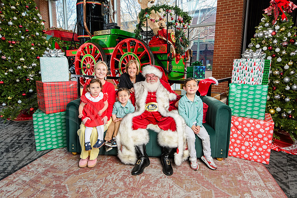 RKPhoto-2025-TheCharlestonSanta-Dec14-3642