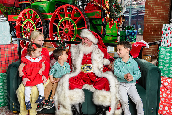 RKPhoto-2025-TheCharlestonSanta-Dec14-3643