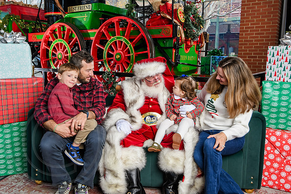 RKPhoto-2025-TheCharlestonSanta-Dec14-3655