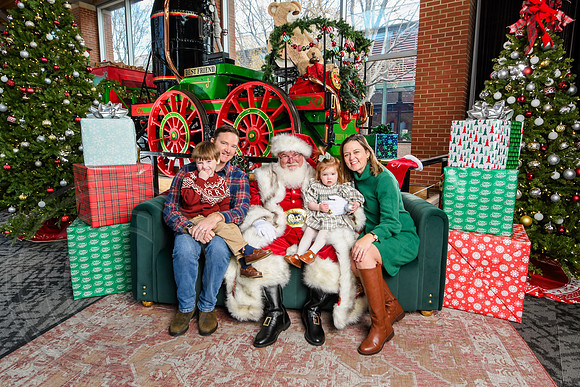 RKPhoto-2025-TheCharlestonSanta-Dec14-3659