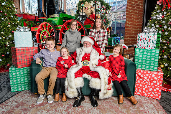 RKPhoto-2025-TheCharlestonSanta-Dec14-3678
