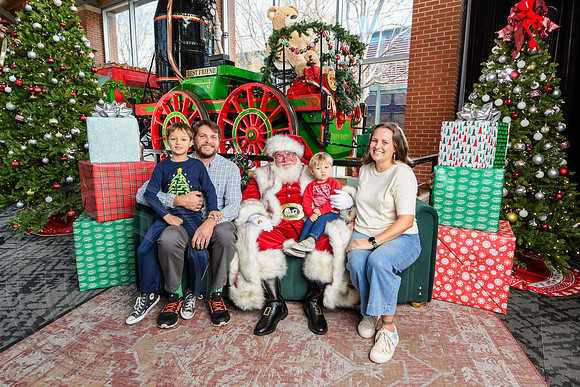 RKPhoto-2025-TheCharlestonSanta-Dec14-3687
