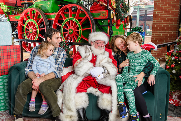 RKPhoto-2025-TheCharlestonSanta-Dec14-3692