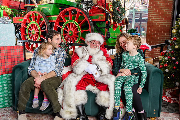 RKPhoto-2025-TheCharlestonSanta-Dec14-3693