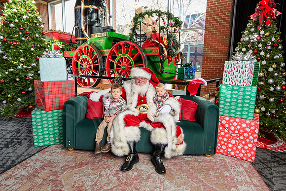 RKPhoto-2025-TheCharlestonSanta-Dec14-3694