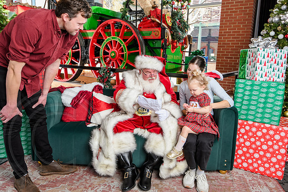 RKPhoto-2025-TheCharlestonSanta-Dec14-3737