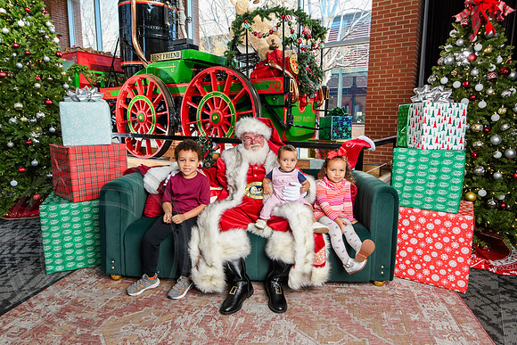 RKPhoto-2025-TheCharlestonSanta-Dec14-3740