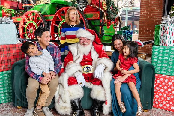 RKPhoto-2025-TheCharlestonSanta-Dec14-3750