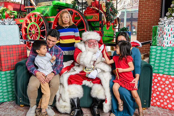 RKPhoto-2025-TheCharlestonSanta-Dec14-3752