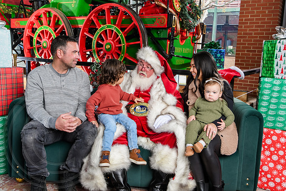 RKPhoto-2025-TheCharlestonSanta-Dec14-3790