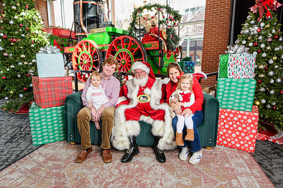 RKPhoto-2025-TheCharlestonSanta-Dec14-3807