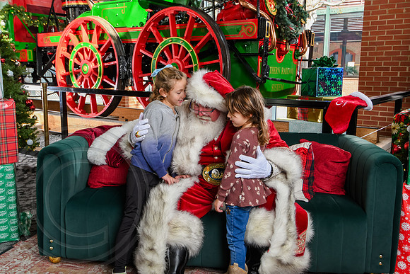 RKPhoto-2025-TheCharlestonSanta-Dec14-3816