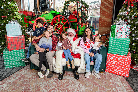 RKPhoto-2025-TheCharlestonSanta-Dec14-3814