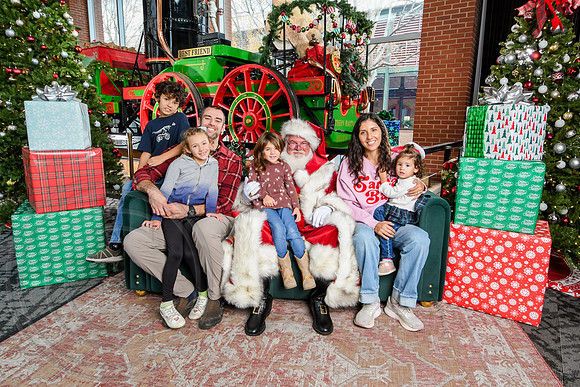 RKPhoto-2025-TheCharlestonSanta-Dec14-3815