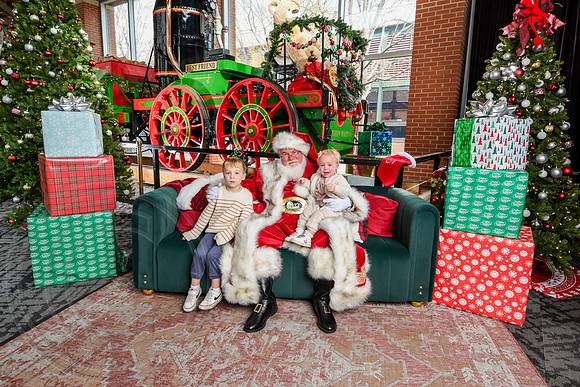 RKPhoto-2025-TheCharlestonSanta-Dec14-3818