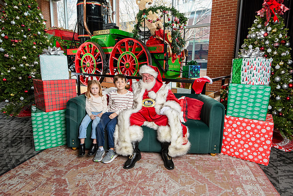 RKPhoto-2025-TheCharlestonSanta-Dec14-3823