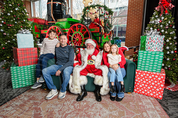 RKPhoto-2025-TheCharlestonSanta-Dec14-3825