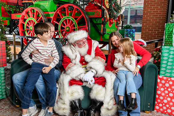 RKPhoto-2025-TheCharlestonSanta-Dec14-3827