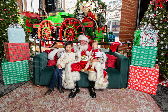 RKPhoto-2025-TheCharlestonSanta-Dec14-3831