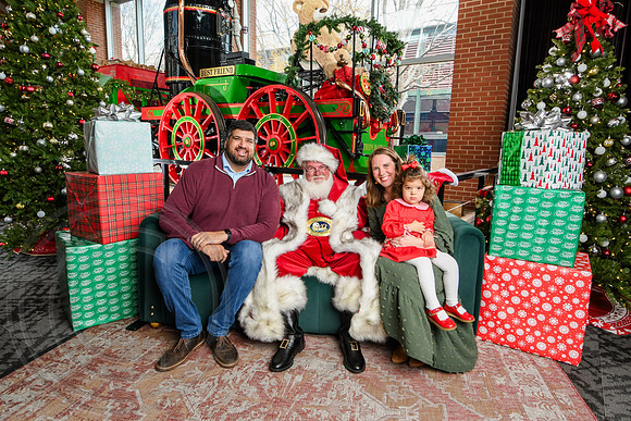RKPhoto-2025-TheCharlestonSanta-Dec14-3838