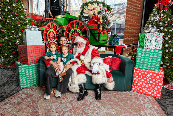 RKPhoto-2025-TheCharlestonSanta-Dec14-3842