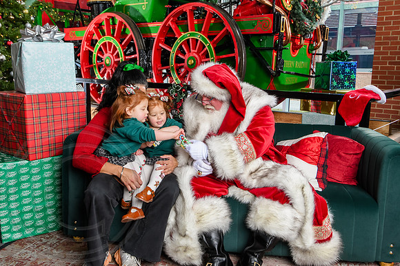 RKPhoto-2025-TheCharlestonSanta-Dec14-3845