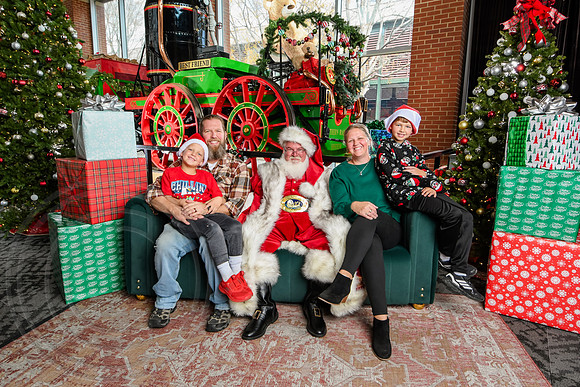 RKPhoto-2025-TheCharlestonSanta-Dec14-3855
