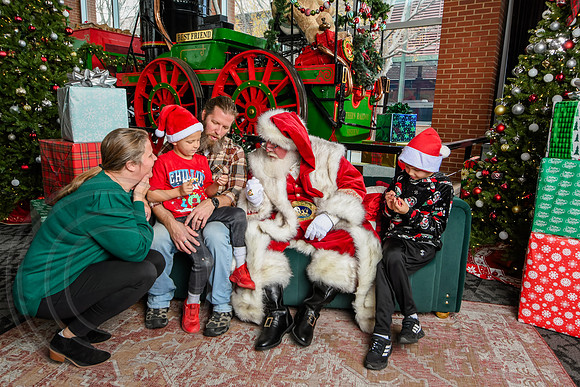 RKPhoto-2025-TheCharlestonSanta-Dec14-3857