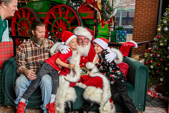 RKPhoto-2025-TheCharlestonSanta-Dec14-3858