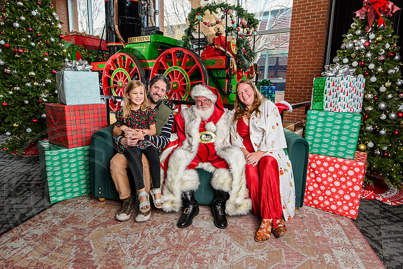 RKPhoto-2025-TheCharlestonSanta-Dec14-3861