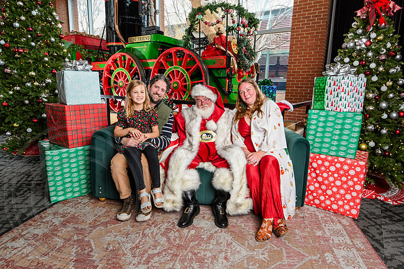 RKPhoto-2025-TheCharlestonSanta-Dec14-3862