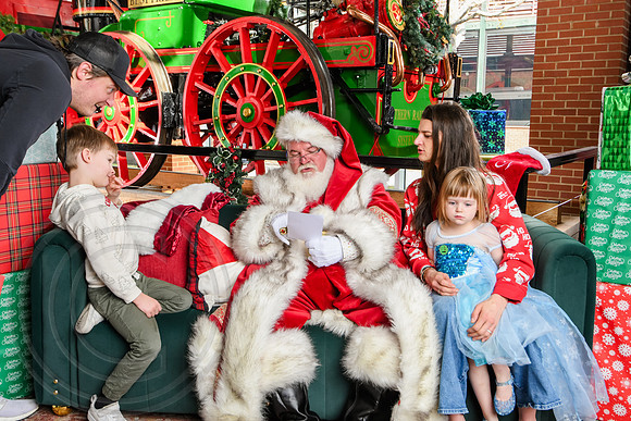 RKPhoto-2025-TheCharlestonSanta-Dec14-3871