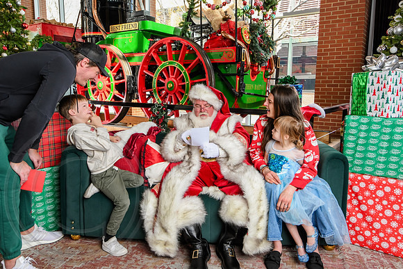 RKPhoto-2025-TheCharlestonSanta-Dec14-3872