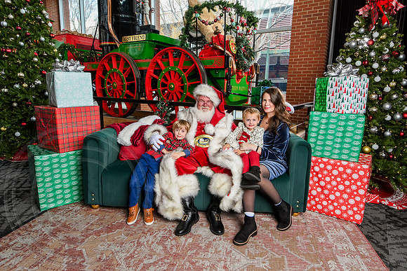 RKPhoto-2025-TheCharlestonSanta-Dec14-3874