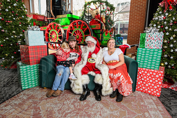 RKPhoto-2025-TheCharlestonSanta-Dec14-3878