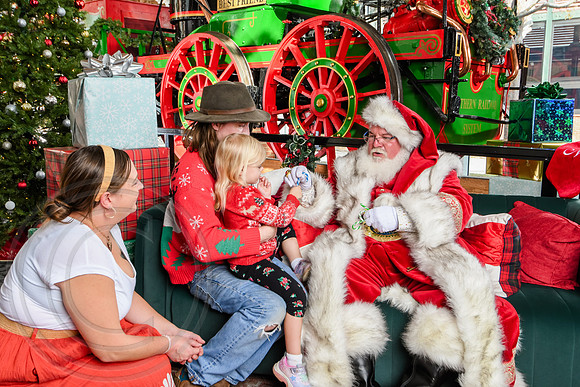 RKPhoto-2025-TheCharlestonSanta-Dec14-3881