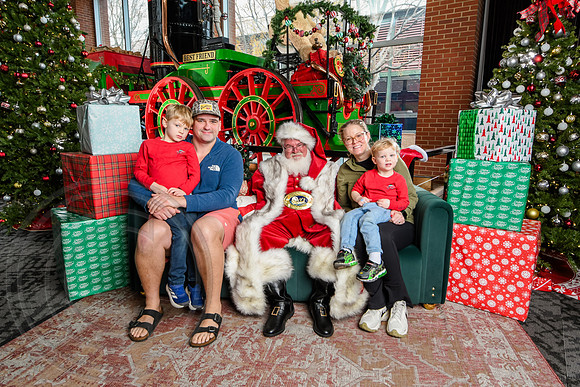 RKPhoto-2025-TheCharlestonSanta-Dec14-3885