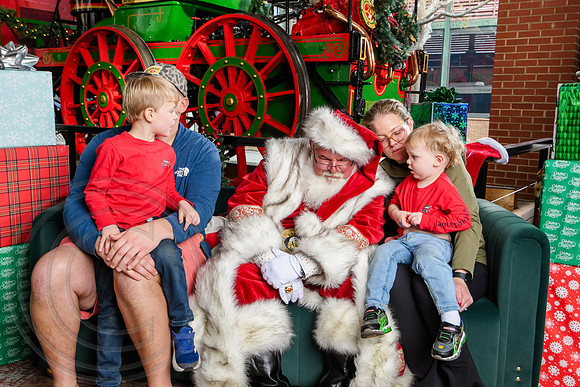 RKPhoto-2025-TheCharlestonSanta-Dec14-3887