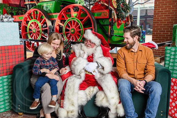 RKPhoto-2025-TheCharlestonSanta-Dec14-3909