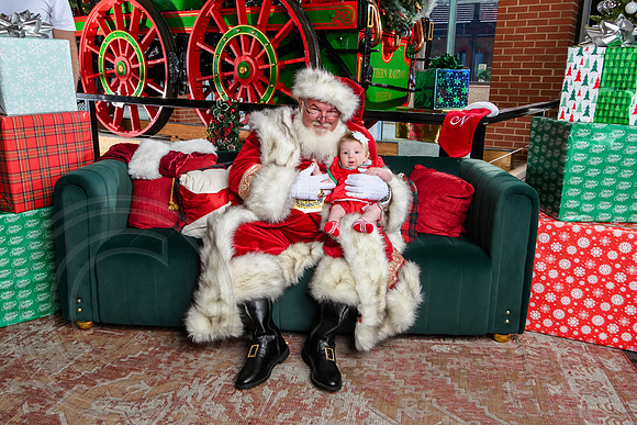 RKPhoto-2025-TheCharlestonSanta-Dec14-3942