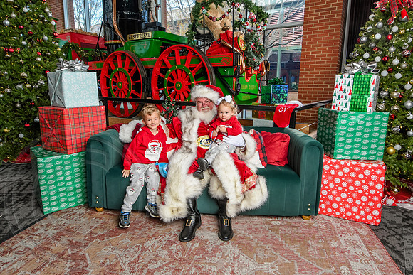 RKPhoto-2025-TheCharlestonSanta-Dec14-3944
