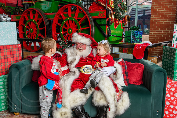 RKPhoto-2025-TheCharlestonSanta-Dec14-3947