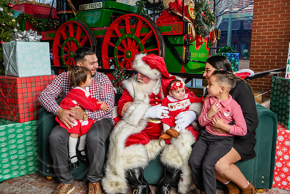 RKPhoto-2025-TheCharlestonSanta-Dec14-3959
