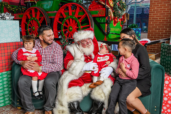 RKPhoto-2025-TheCharlestonSanta-Dec14-3958