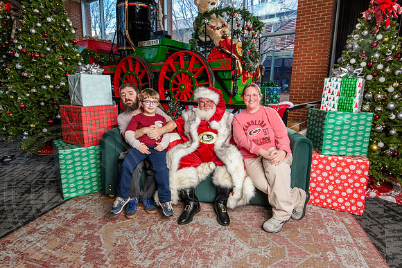 RKPhoto-2025-TheCharlestonSanta-Dec14-3961