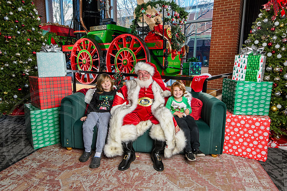 RKPhoto-2025-TheCharlestonSanta-Dec14-3965
