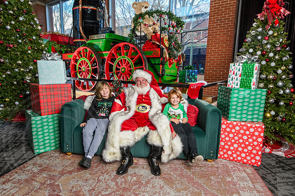 RKPhoto-2025-TheCharlestonSanta-Dec14-3966