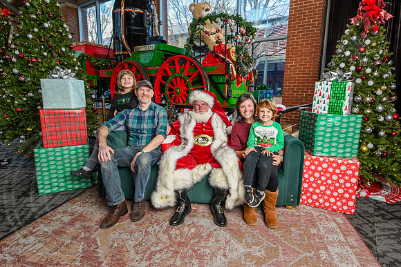RKPhoto-2025-TheCharlestonSanta-Dec14-3967