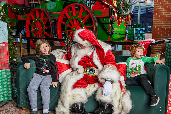 RKPhoto-2025-TheCharlestonSanta-Dec14-3969